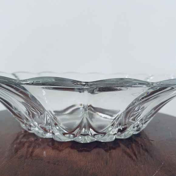 Vintage clear pressed glass serving bowl with scalloped rim, Pressed Glass Bowl - Picture 2 of 6